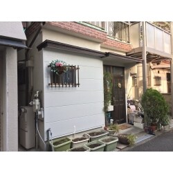 横貼りの金属サイディングを貼りました。乾式工法ですので少々の揺れ、歪みは吸収します。