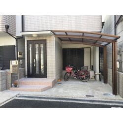 門扉を取り払い、ポーチのタイルを貼り替えて、カーポート屋根を設置しました。門構えのように形式張らずにカジュアルな感じに考えると見た目も一新します。