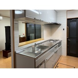 おばあちゃんとの家に同居後、システムキッチンのリニューアルを考えておられて、この度生活が落ち着いたところで踏み切りました。