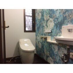 畳１畳より少し大きめで、一般的にトイレとしてはかなり大きな間取りです。インパクトの強い壁紙を一面だけアクセントで貼っても圧迫感がありません。