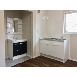 大きな戸建て住宅の２階洋室にに洗面所、キッチンを増設しました。