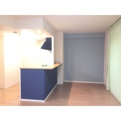 引っ越し前にマンションの内装を部分的に自分好みの壁紙に貼り替えて、入居前の気分を少し盛り上げて。