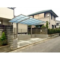 一段上がった庭の一部を掘削して駐車場にする