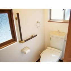 介護改修保険を利用してトイレの改装工事を行いました。90cm×90cmと、狭いトイレでしたので、玄関のスペースを一部トイレに取り込み、広くしました。