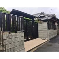 広い敷地を囲むフェンスと格子戸の門構えを改修する