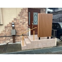 エントランスの目隠しとアプローチの移行