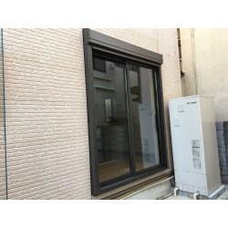 全開ｻｯｼを新設し部屋内は明るくなりました。