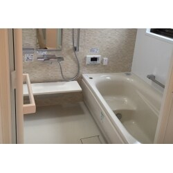足の延ばせるお風呂へ