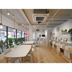 まるで家に帰ってきたような、落ち着いた空間

明るく、楽しい雰囲気が外からうかがえるお店
