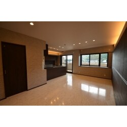 マンションの全面リフォームをご要望いただき、壁面収納やフルフラットキッチンなど開放感と利便性が両立する空間に仕上がりました。