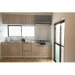 床がシロアリ被害にあっている箇所があったり水腐食がある部分は下地交換し、既存フロアに新設フロアを増張りしました。
建具の交換はなくキッチンの壁は下地が傷んでいた為クロスの仕上がりを良くする為ベニアを増張りしました。
建具の交換はありませんでしたが、敷居を撤去して廊下からの段差を解消致しました。