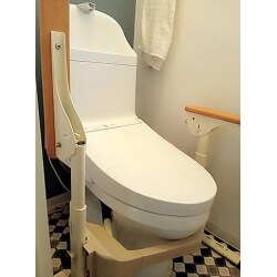 既存の介護用手すりをそのまま使用してトイレリフォーム