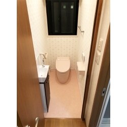 タンクレス便器を検討おりましたので、手洗い器も新設でご提案致しました。
工事前にあった背面収納を撤去したことによりトイレスペースも広くなりました。
背面収納を撤去しましたので窓上に棚板も取付致しました。