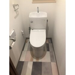 お手入れもしやすい、壁付けのリモコンタイプを選ばれました。
以前水漏れがあったとのことでしたので、本体取替とともに内装も一新して頂きました。
クッションフロアにもお好きなカラーを取り入れつつ、清潔感のある内装になりました。