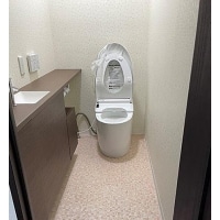 たっぷり収納ですっきり見せるトイレリフォーム