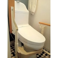 既存の介護用手すりをそのまま使用してトイレリフォーム