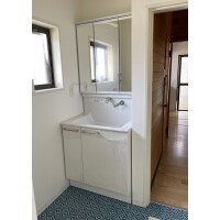 白の洗面化粧台で爽やかな印象に