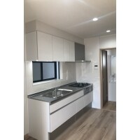 室内空間と調和したキッチンに