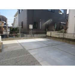 砂利とコンクリートの2種敷きにしてみました。