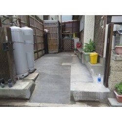 道路との段差が40センチありスロープを造りました。