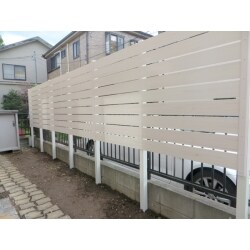 隣地通路からの目隠し用に木目調の白いフェンスを設置しました。
