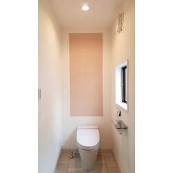 壁の一部にエコカラットを貼りました。
施工は主にタイル工事屋さんが行います。切断はカッターで切る事が出来て、接着剤で貼り付けます。自然素材の良さで人気のある珪藻土は熟練の左官屋さんが施工しますが、珪藻土に比べると比較的簡単に施工出来ます。
