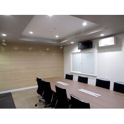 会議室に8人掛けのテーブルをセットしました。