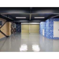 床　壁　天井を仕上げました。壁をブルーや魚模様のクロスを貼り、明るい倉庫になりました。
