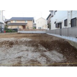 写真右手が西側境界に取付けた縦格子フェンスです。奥が南側の木目調目隠し横スリットフェンスです。