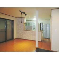 洋室半分と既存のリビングとを合わせて広いLDKにしました。