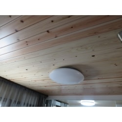 長い時間を過ごす事の多いリビング天井に自然素材を活かしたスギ板を貼り落ち着いた空間になりました。