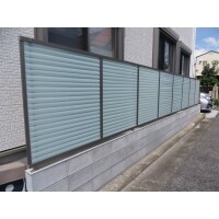 道路側にルーバー調の目隠しフェンスを設置しました。
