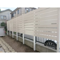 隣地通路側に目隠しフェンスを設置しました。