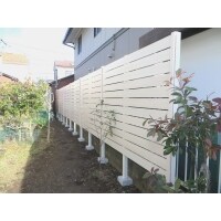 アパートの南面に目隠しのスリットフェンスを設置しました。