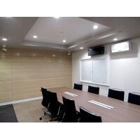事務所移転によりエントランス、商談用の会議室を造りました。