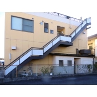 階段の腰壁パネルを乳白色のポリカに交換し明るくなりました。