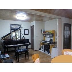 グランドピアノを購入して、録音室を作り、仲間が集う部屋にしました。