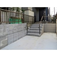 駐車スペースを2台分に広げました。