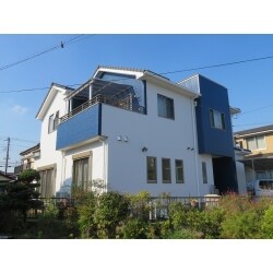 塗料は、安心して永い耐久年数が期待できる、日本ペイントプレミアム塗装【ダイヤモンドコートシステム】を選ばれました。　おしゃれな洋風住宅の窯業系サイディング材の外壁で、お客様が一番気にされていたのが外壁材との間の目地コーキング材の処理と施工方法でしたので、弊社がお勧めする３０年コーキング材のやり方を大変気に入られ施工しました。　スタイリッシュなツートーンカラーのご自宅をご覧になり、ご主人様からは「こんなにキレイに仕上げて頂きましてありがとうございます。艶も出て水弾きが期待できますね！子供たちも大変喜んでます！塗装以外のお願い事も気持ちよく受けて頂き感謝してます」と有り難いお言葉をいただきました。