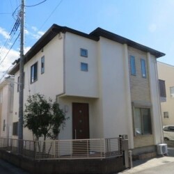 外壁塗装：日本ペイント「ダイヤモンドコート」　
屋根塗装：日本ペイント「サーモアイ」