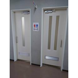 男女トイレ改修工事をさせていただきました。

和便器から隅付トイレ（２台）
照明取替（１０台）
鏡取替（２枚）
入口建具取替（２本）
トイレブース建具取替（３箇所）
手洗い取替（２台）
壁タイル補修（２箇所）
床タイル取替（２箇所）
塗装（２部屋）
