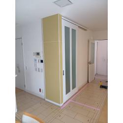 リビング階段前にアウトセット引戸の取り付け工事をさせていただきました。