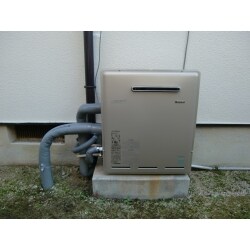 浴槽隣接設置型ふろ給湯器から、据置型ふる給湯器に交換しました。