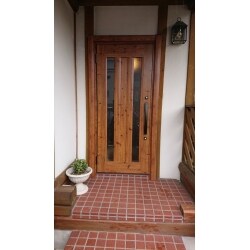 既存のサッシ枠を残したまま、新しくサッシ枠をかぶせるカバー工法で一日もかからずに玄関ドアが完成しました！