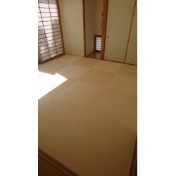 縁なしの畳に変えることで、モダンで広々とした空間に生まれ変わりました。