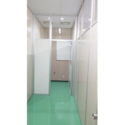 受動喫煙防止対策等に関する条例の改正に向け、パーテーションで仕切り扉を設置し、強力な換気扇を取り付け喫煙室を新設しました。
