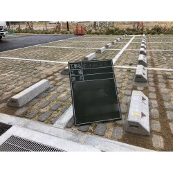 駐車場にて車止め10台分設置させていただきました。