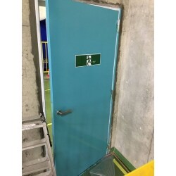 物流倉庫内の鉄扉枠が損傷したため、枠取り外し取付交換工事をさせていただきました。