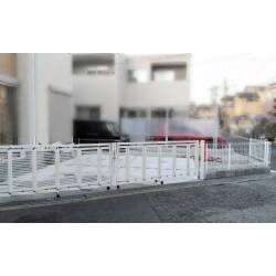 家周囲フェンスとオープン外構駐車場に伸縮ゲートと、玄関門扉を設置いたしました。