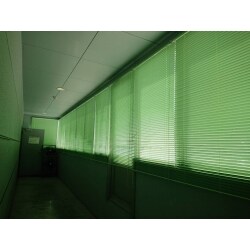 窓ガラスが日差しで熱せられて内側の通路が大変暑くなるとのことでした。遮熱ブラインドを設置することにより、日射しを遮り室内の温度上昇も抑えられます。